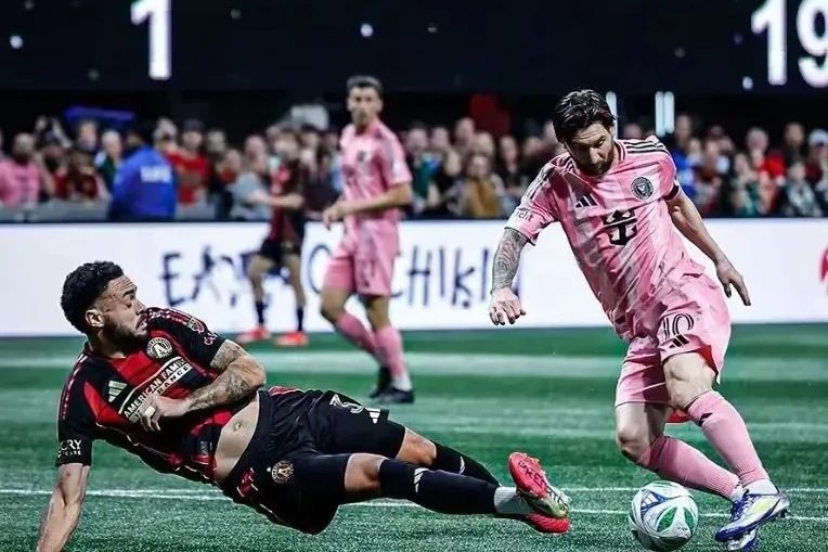 爱游戏官网-梅西意外战胜巴塞罗那，出色防守引爆全场！上演精彩一战-爱游戏官网