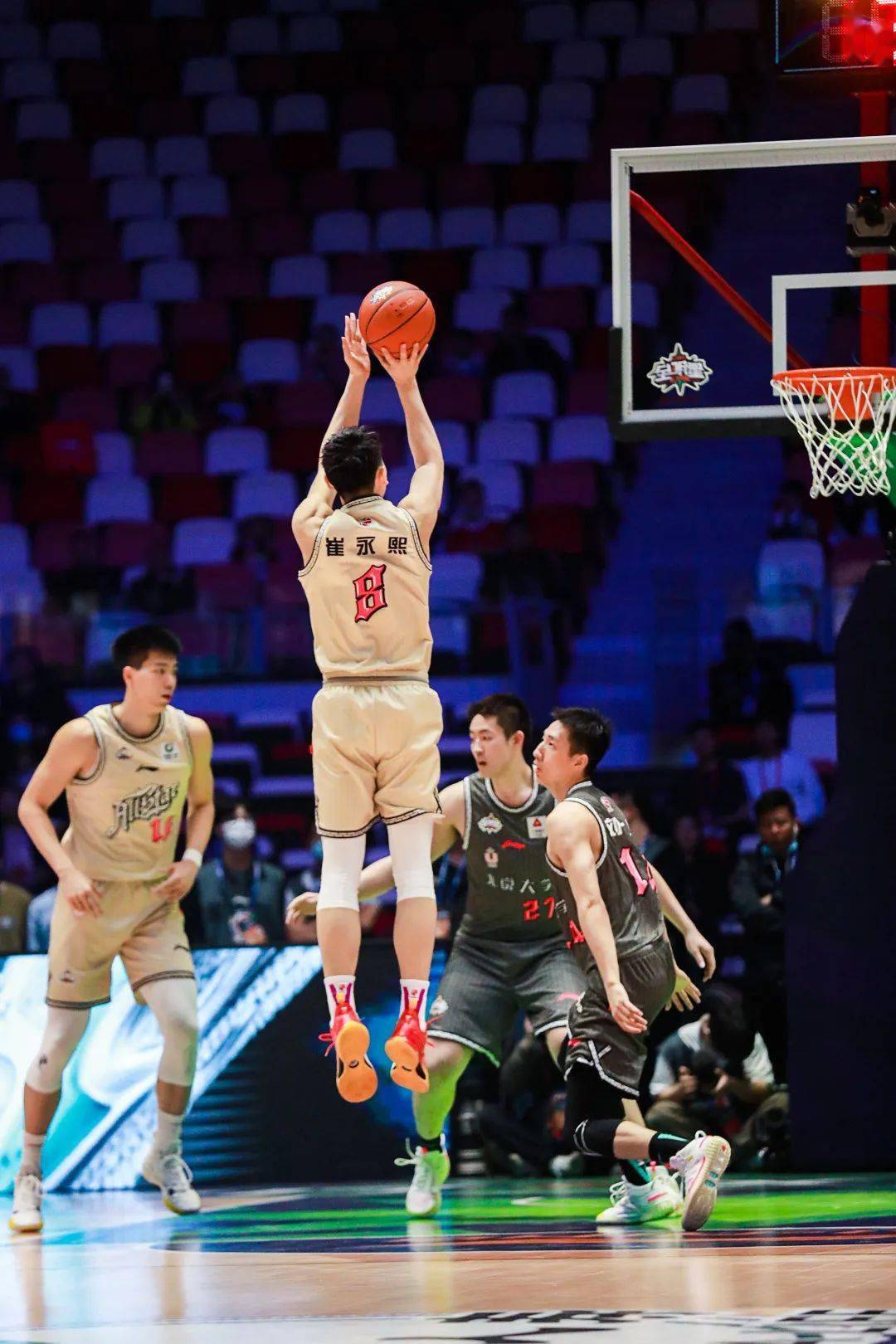 关于赛地聚焦：全明星赛转会期热度飙升，莱比锡队长鼓劲，质疑声仍在，控场能力受关注的信息